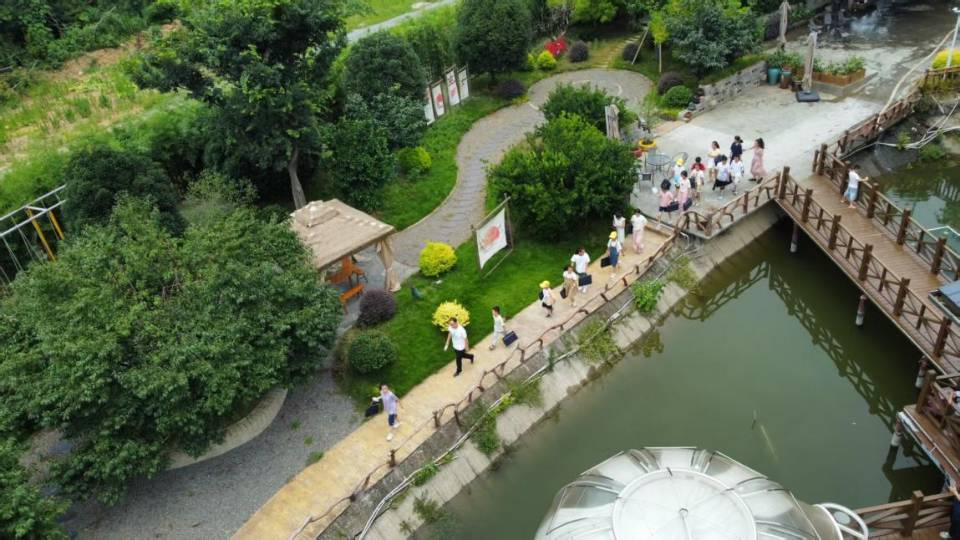 浸润艺术心灵 点亮美育之光 ——岳阳市云溪区举办2025年“美在田野”教育公益项目