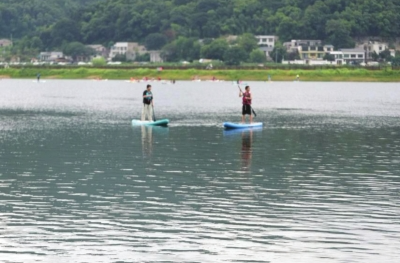 梅溪湖水草多密你知道吗 有人无保护下水，志愿劝导员忙到声音嘶哑