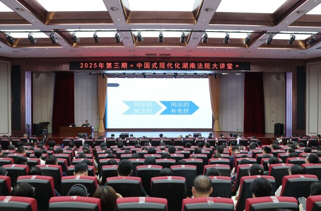 “网红教授”罗翔来长沙开讲了！
