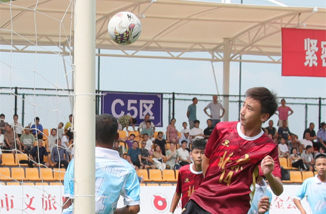 Chinese, Foreign Youth Football Players Compete in Longhui County