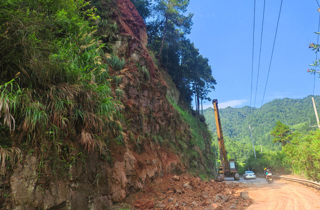 沅陵定点清除边坡隐患，保公路交通运输安全