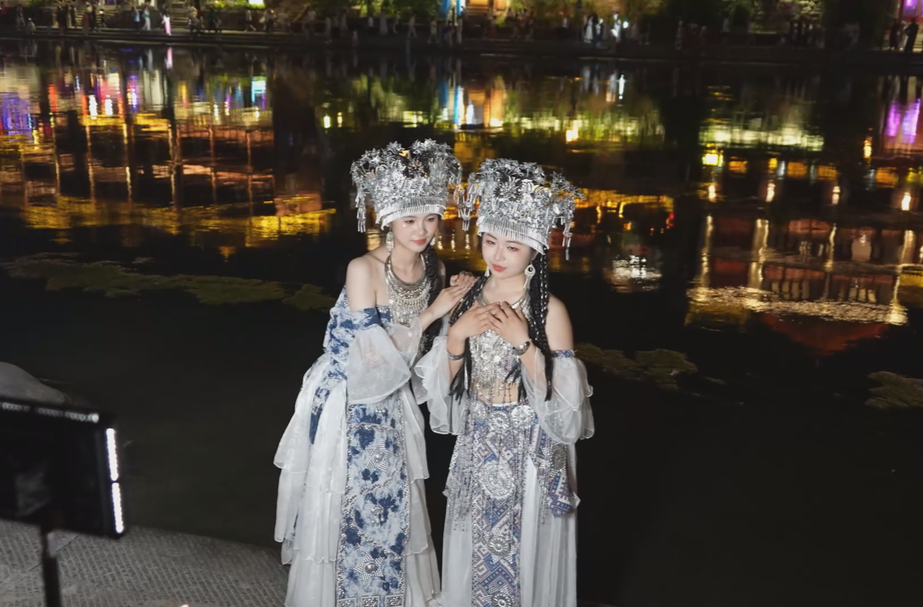 夜游凤凰古城：沱江消夏赏光影 边城风情醉游人