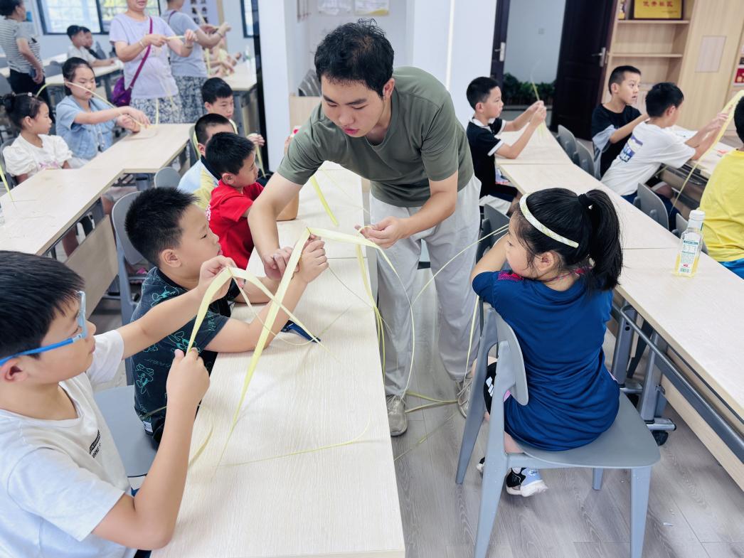 指尖編玫瑰 青春續(xù)非遺——“城心城益”青少年棕編課堂在熙臺(tái)嶺社區(qū)幸福開課
