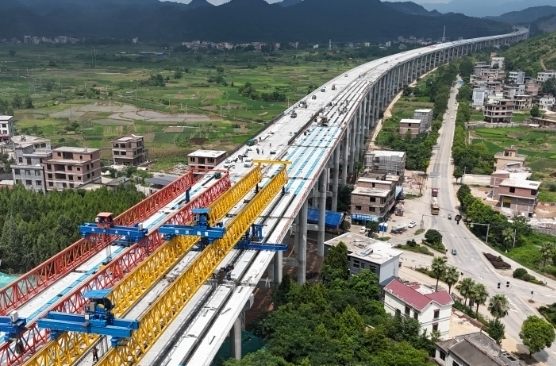 桂新高速劉家橋特大橋?qū)崿F(xiàn)全幅架通