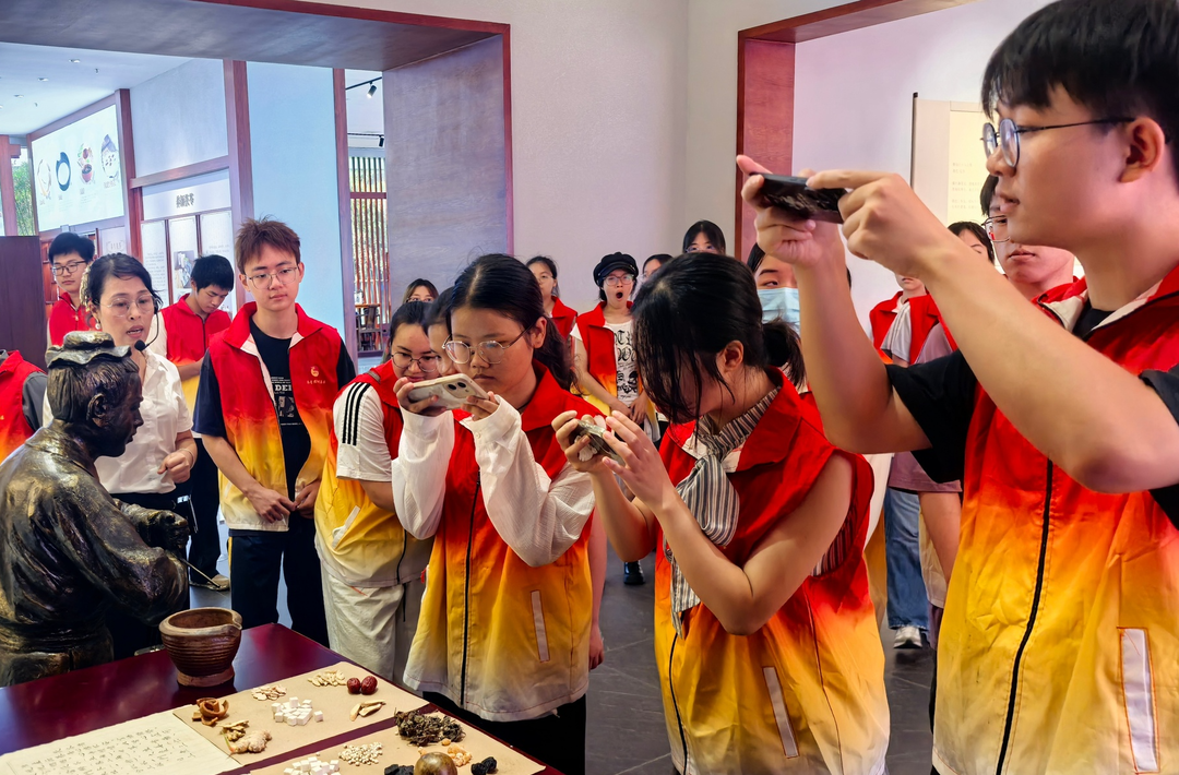 靖州：30余名大学生“沉浸式”体验中药炮制，感受传统中医药魅力