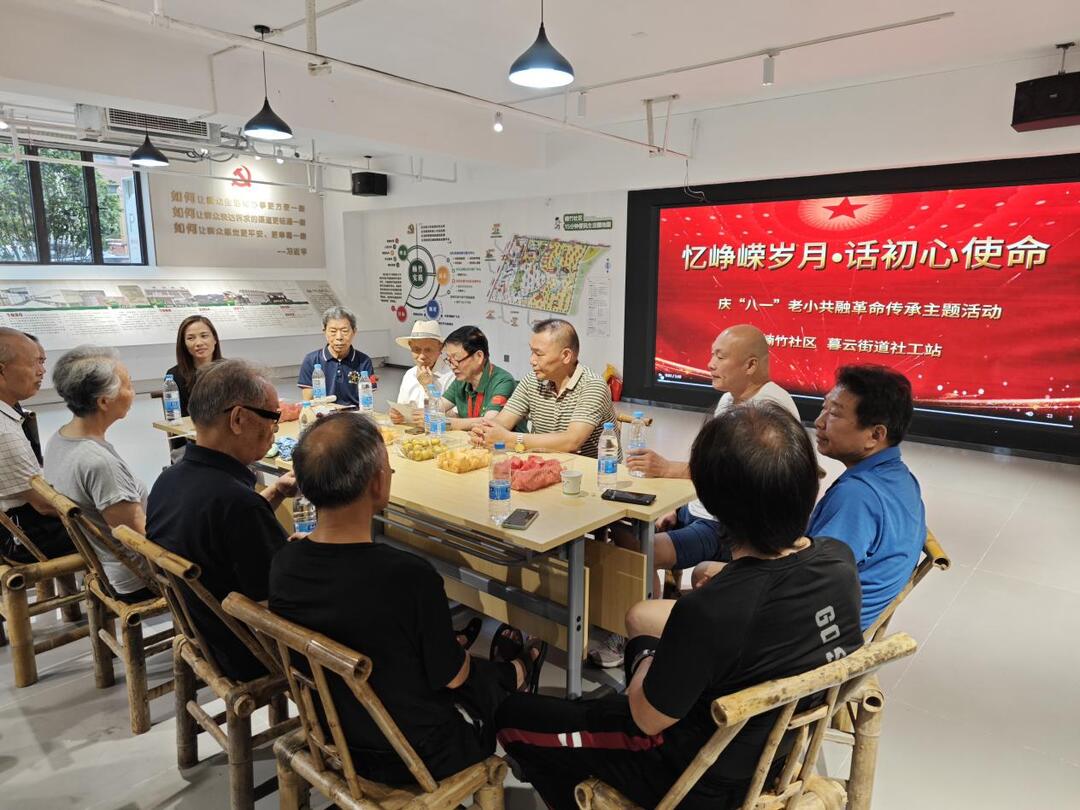 楠竹社區(qū)開展慶“八一”老小共融革命傳承活動(dòng)