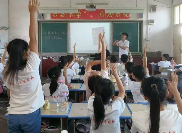 南華學子“三下鄉(xiāng)”：青銅神獸“闖進”鄉(xiāng)村課堂