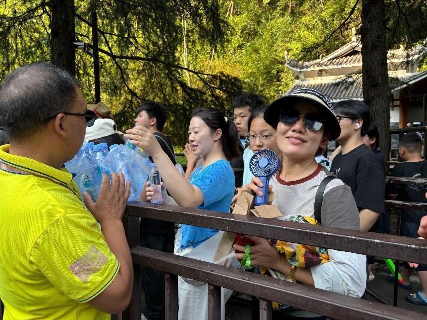 张家界环保客运：炎炎夏日送“清凉”，暖心服务伴旅途