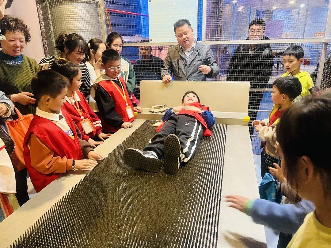 探秘科技館｜“釘床奇跡”：壓強魔法大揭秘