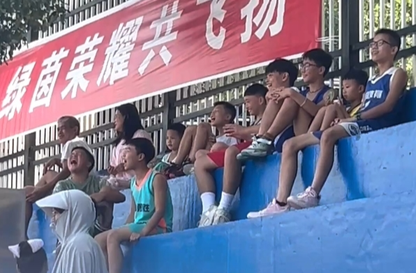 8名小球迷热血助威外地球队 7人追捧赢家，1人力挺输球球队 “看岳阳队没人助威，我也支持支持”