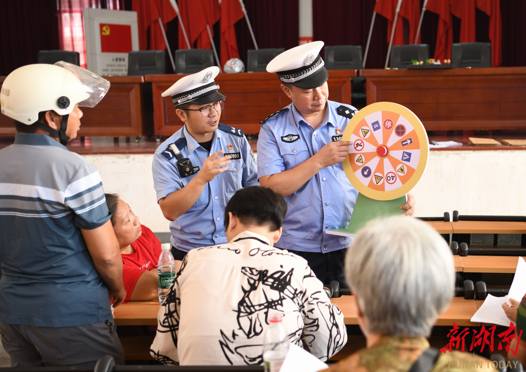 婁底交警：“鄉(xiāng) ”約平安 “警”護(hù)銀齡