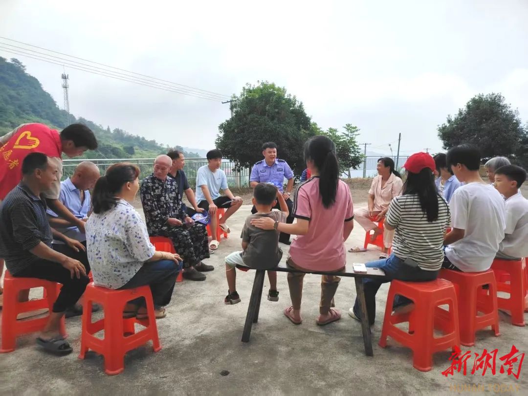 冷水江市：“拉家常”话反诈  “屋场会”筑平安