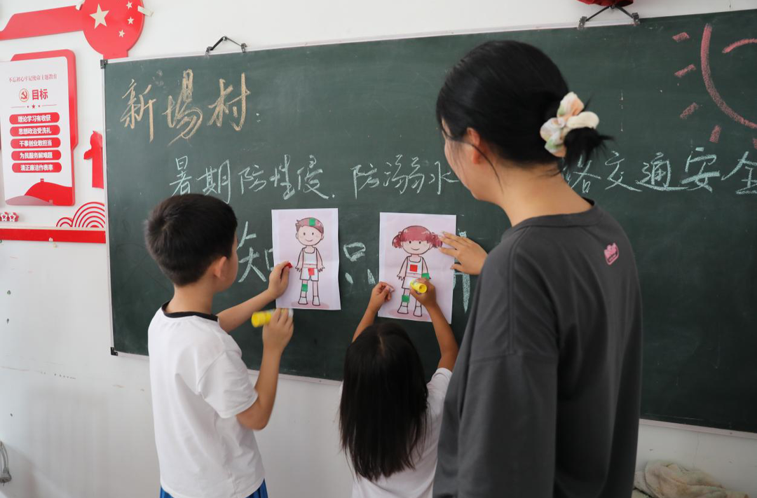 凤凰法院聚焦“三防”宣传 为联系村送上暑期“安全大礼包”