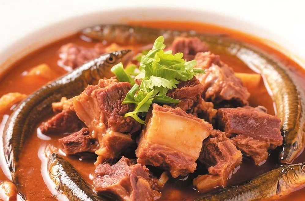 湘北農(nóng)村的地道美食：臘排骨燉泥鰍
