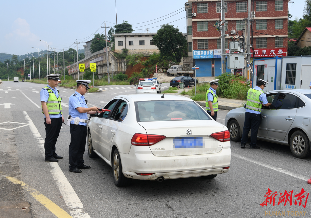 婁底公安交警掀起夏季交通整治“熱浪”