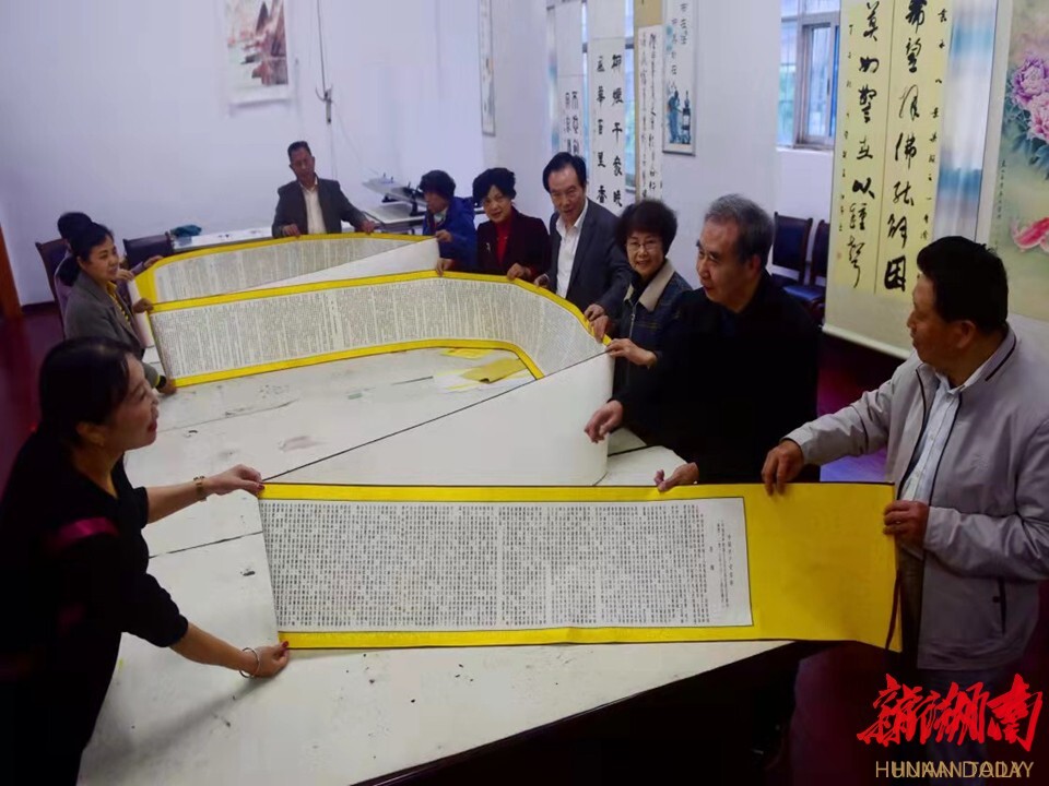 八旬老人書(shū)寫(xiě)黨章·字像印刷體一樣精致