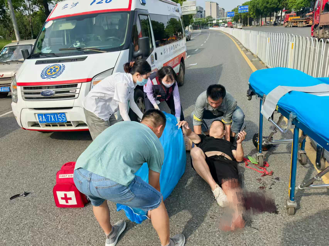 烈日下的守護(hù)！長(zhǎng)理學(xué)子與電力員工協(xié)力救助事故傷者