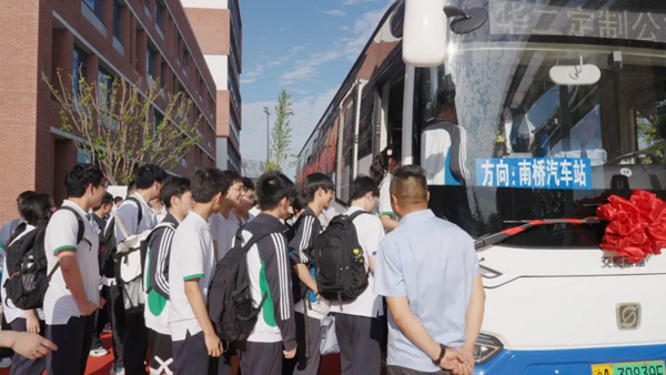 奉賢區(qū)海灣鎮(zhèn)：人大搭橋“鋪路子”定制公交護(hù)學(xué)子