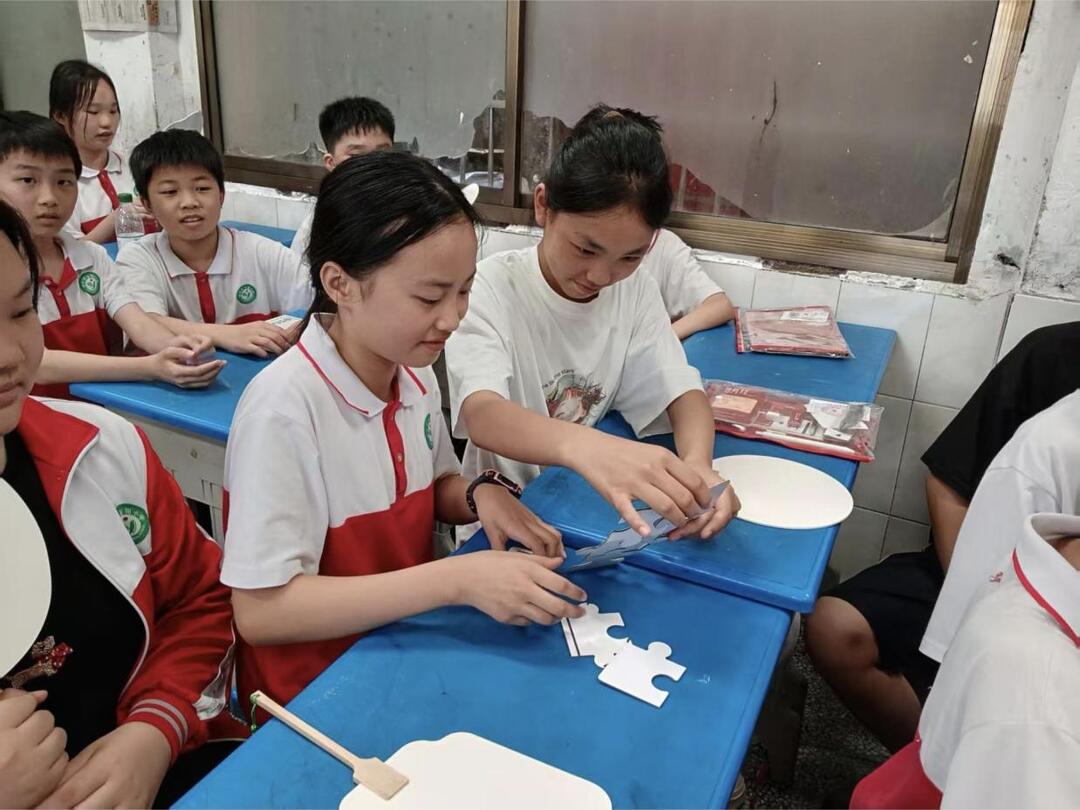 南華學子創(chuàng)新心理課堂潤童心