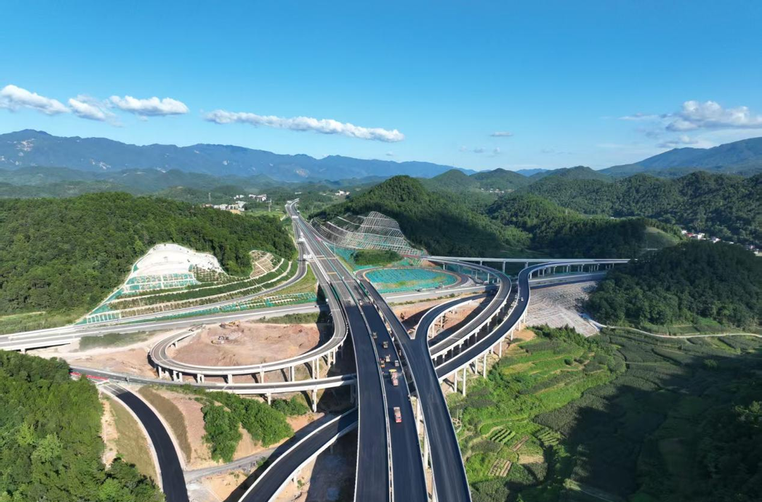 新新高速首個路面工程完工，全線通車按下“加速鍵”