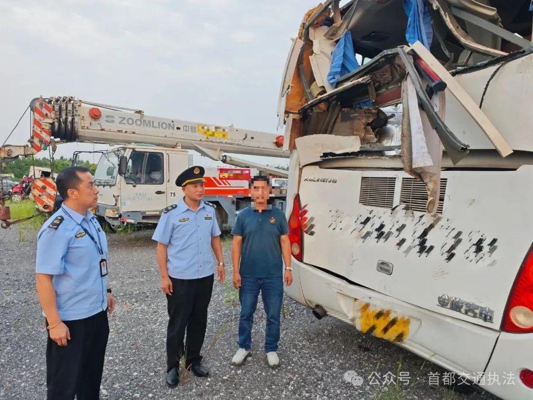 北京警方通報“研學(xué)游黑大巴側(cè)翻”：致7名學(xué)生和2名老師受傷