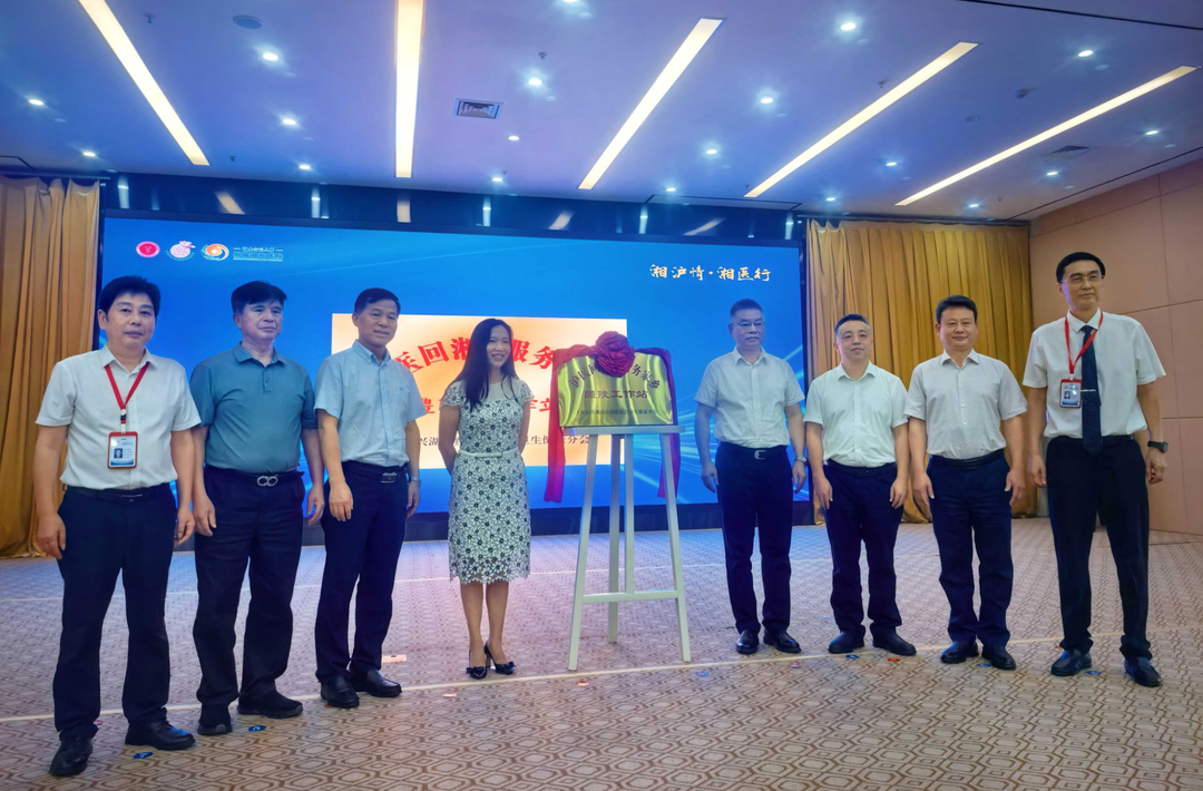 湘滬情 湘醫(yī)行：在滬湘醫(yī)助力健康醴陵 義診現(xiàn)場(chǎng)患者感恩送錦旗