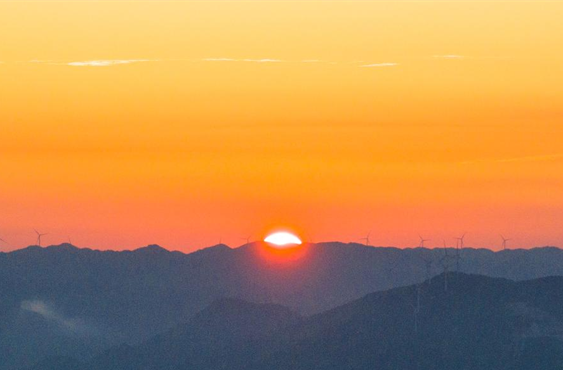 Scenery of Sunrise at Xuefeng Mountain National Forest Park in Hunan