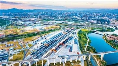 今天，懷化國際陸港登上《人民日?qǐng)?bào)海外版》頭版