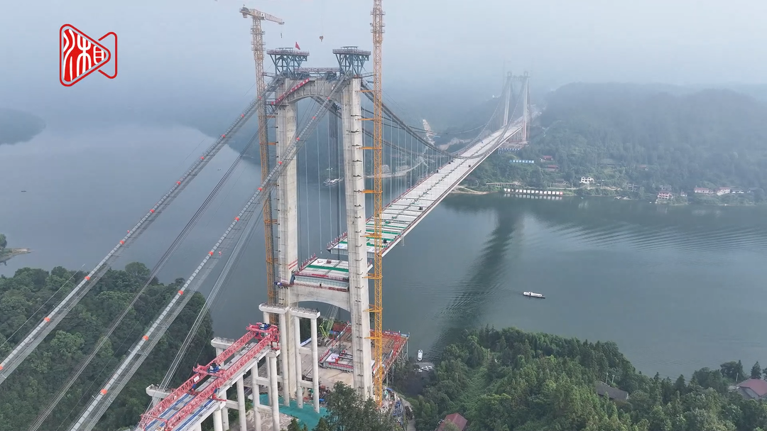 湖南在建最大悬索桥洞庭溪沅水特大桥主桥合龙