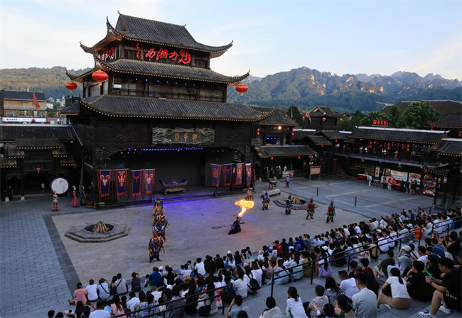 Scorching Heat Fuels Hunan's Booming Nighttime Tourism