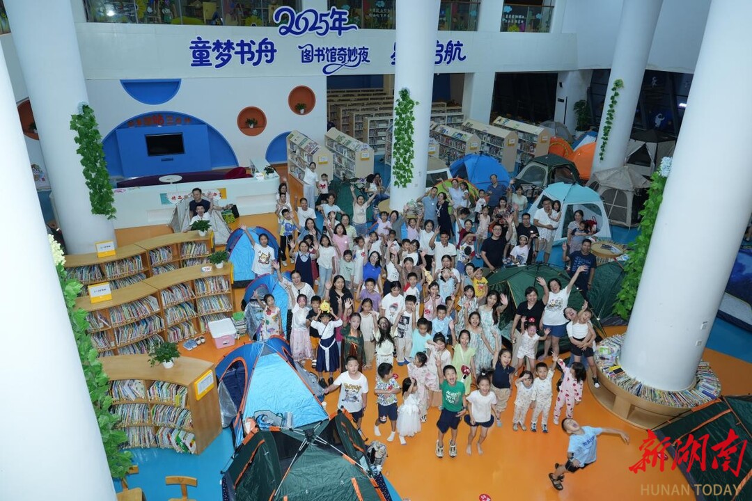 “夜宿”書海 百帳星燈照童夢