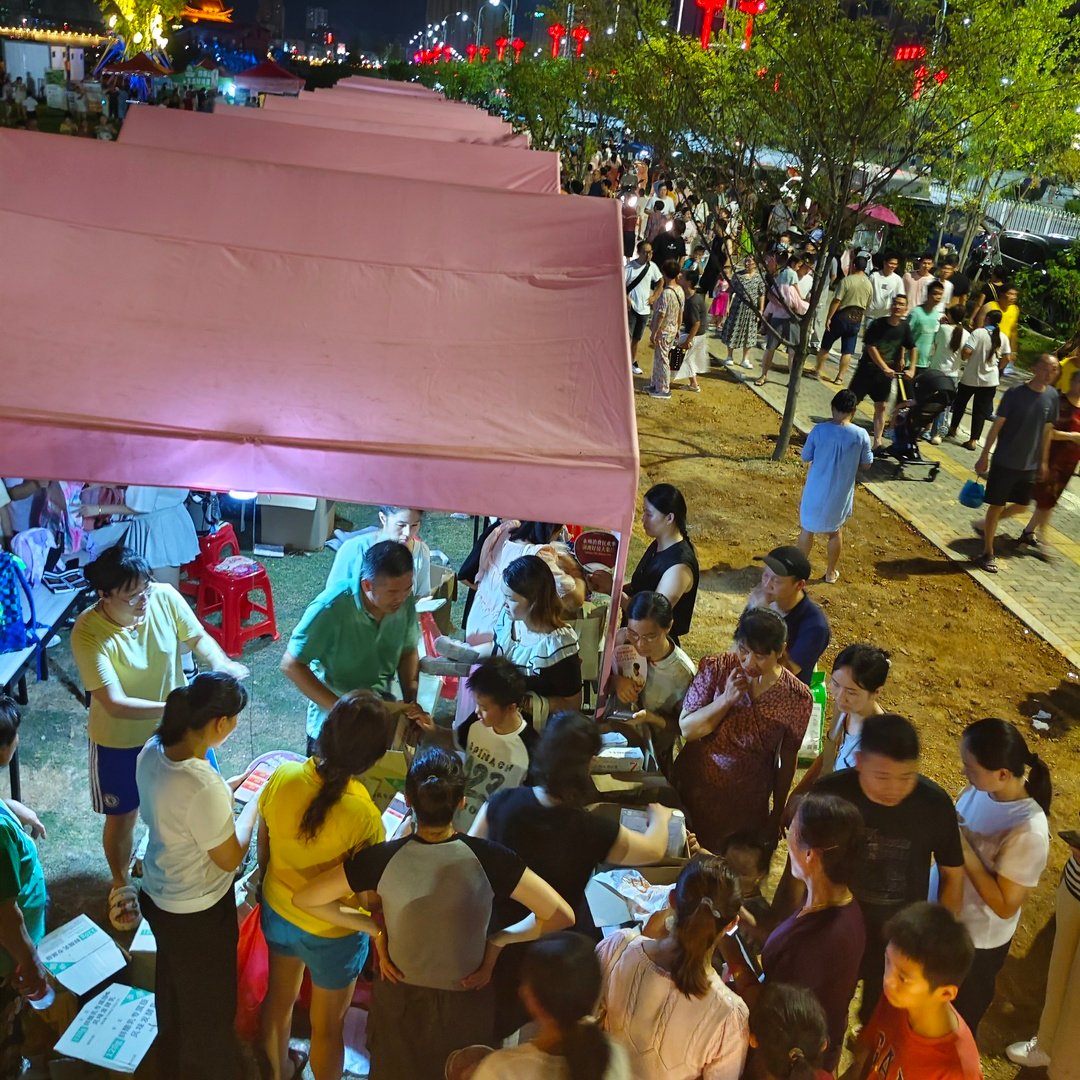 家门口的消费夜市热气腾腾