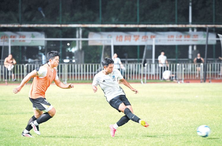 湘超长沙队开启首次训练，长沙球迷喊口号回应各市州
