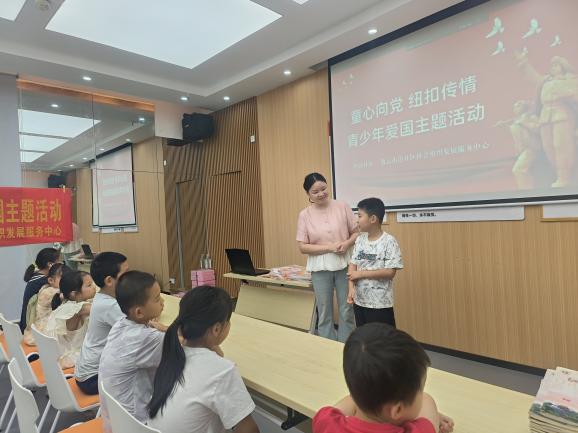 盧浮社區(qū)舉辦“童心向黨 紐扣傳情”活動 培育青少年愛國情懷