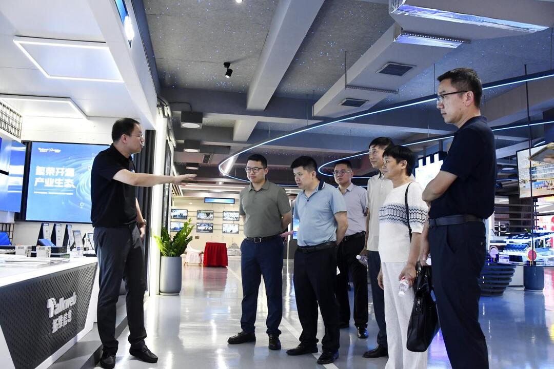 抢占鸿蒙新赛道，共享数智新未来——株洲科技职业学院与拓维信息正式签约共建开源鸿蒙技术学院
