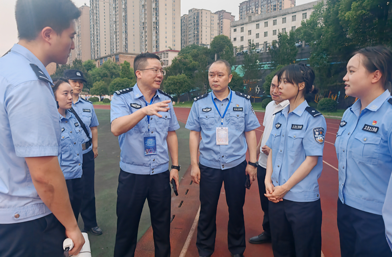 疯狂的“娄超”|冷水江公安：绿茵燃战，“警”护“娄超”！
