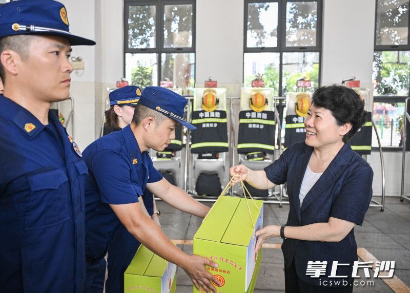 吴桂英看望慰问高温下坚守岗位的一线劳动者