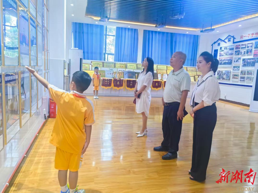 麻陽苗族自治縣人民政府副縣長滕召和深入第二錦江小學(xué)調(diào)研教育工作