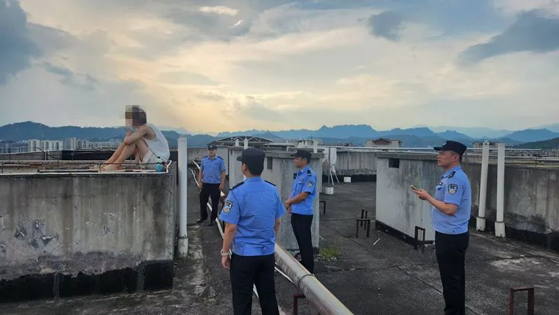 28層天臺(tái)邊緣的生死5秒！民警拽回了生的希望