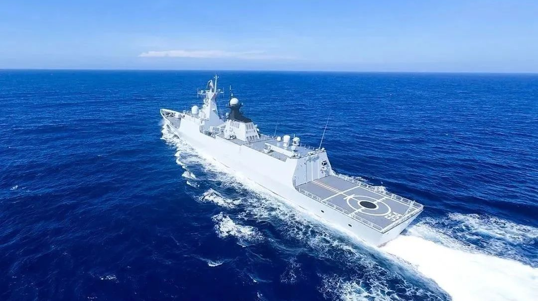 通辽舰、郴州舰奔赴南海某海域，开展实际使用武器训练