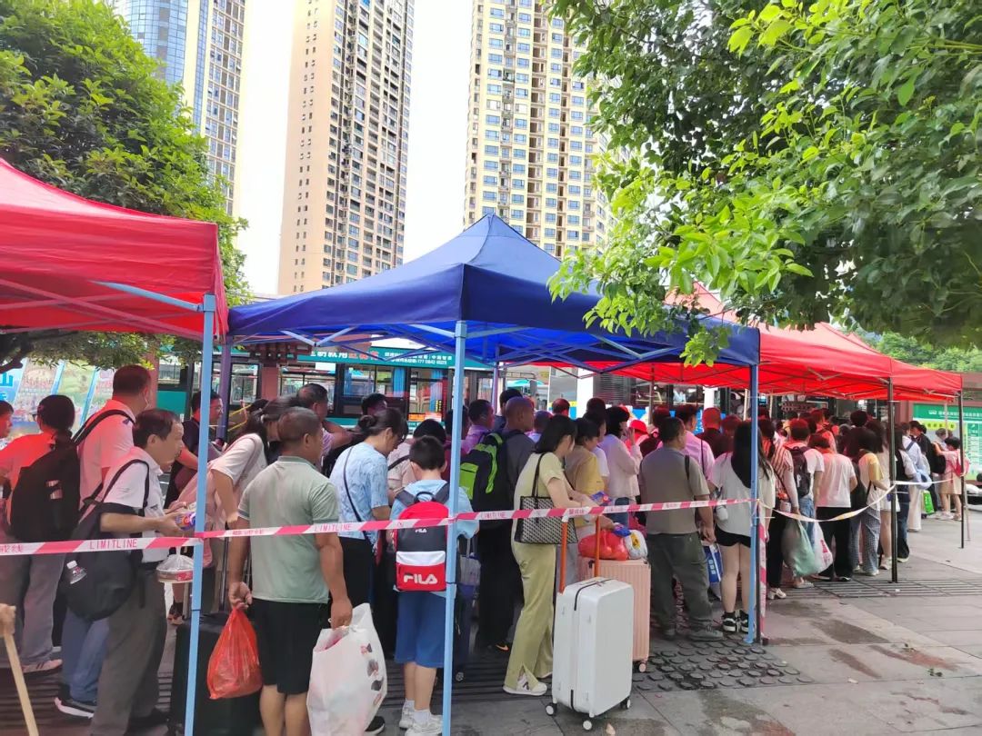 突发丨数千旅客因广东强降雨滞留火车站，郴州紧急转运