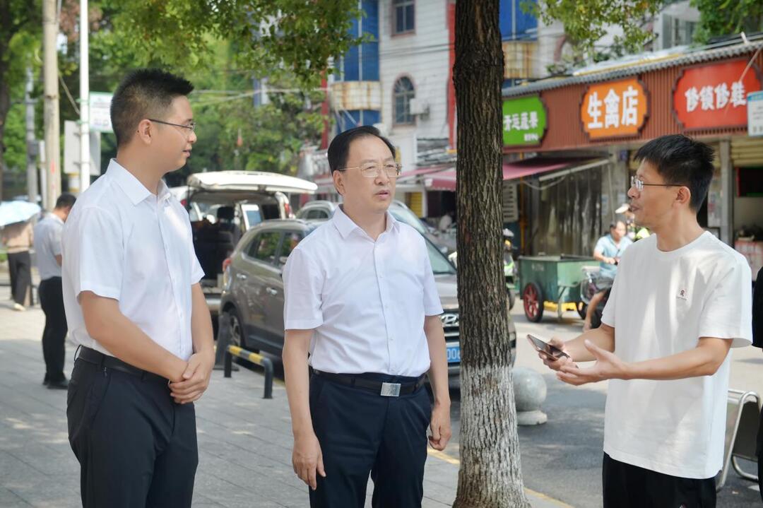 譚勇督導(dǎo)桔子洲街道經(jīng)濟(jì)運(yùn)行、基層社會(huì)治理等工作