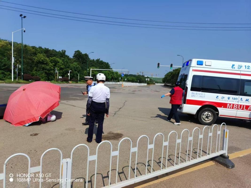 酷暑中挺身而出 西塘村党员为受伤群众撑起“生命伞” 