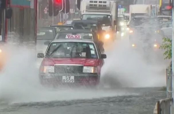 香港、澳门发布黑雨警告，紧急停课