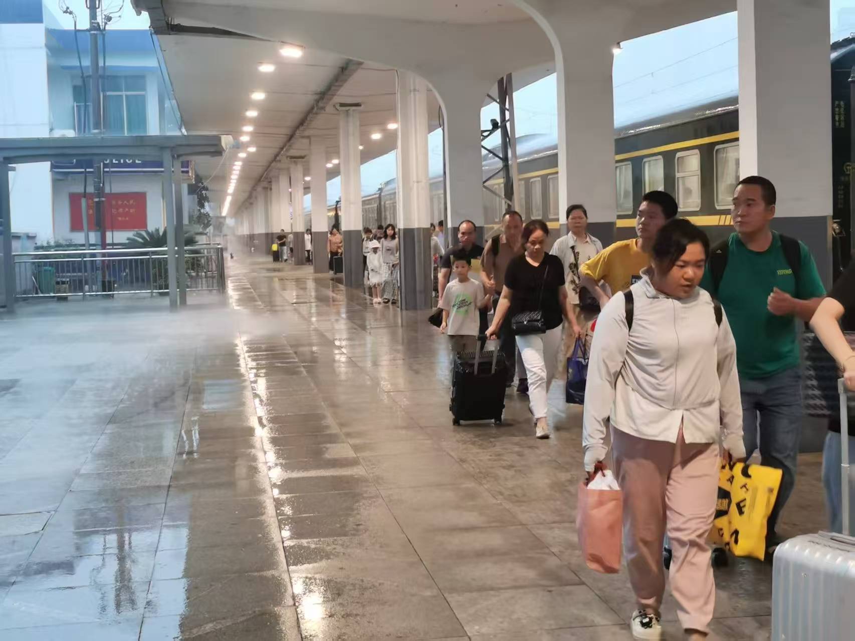 广州大雨致火车停运 耒阳快速转运3000余名旅客