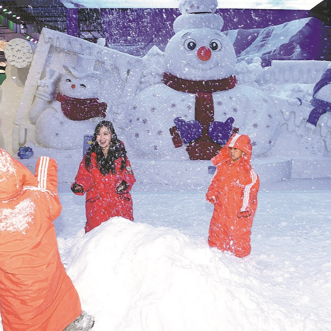 Holidaymakers heading indoors to beat the heat