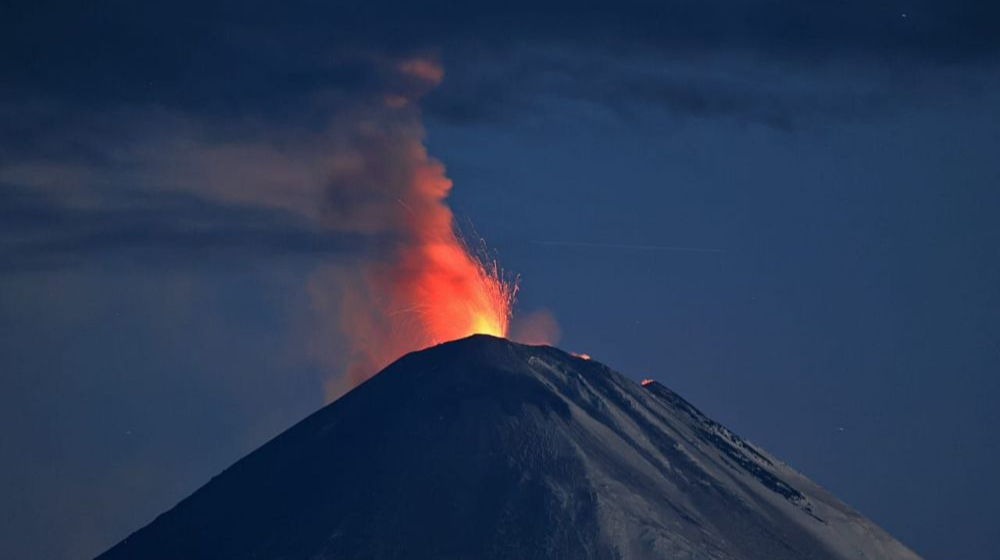 俄罗斯堪察加半岛克柳切夫火山喷发
