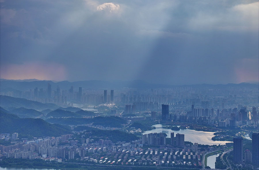雨后“光柱”
