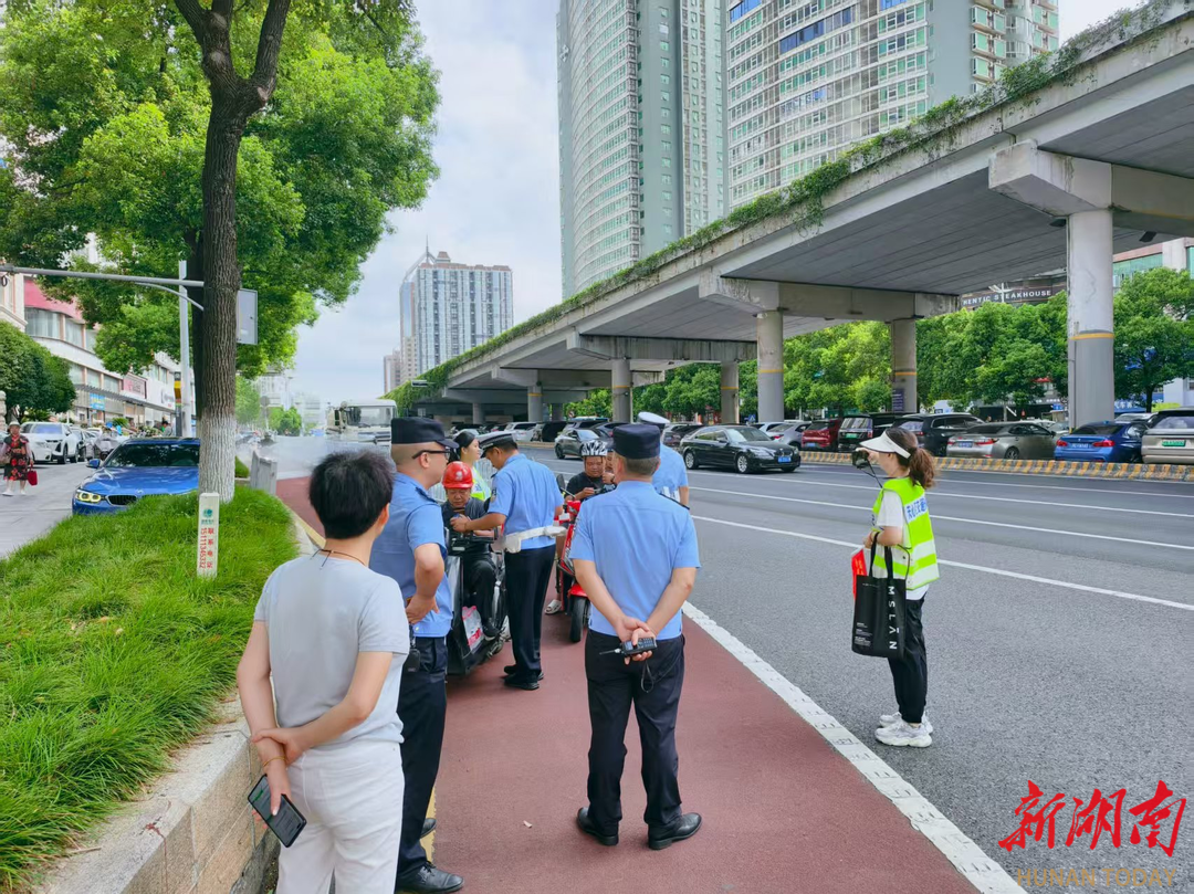 城南路街道開(kāi)展“戴帽工程”安全守護(hù)專項(xiàng)行動(dòng) 筑牢道路交通安全防線