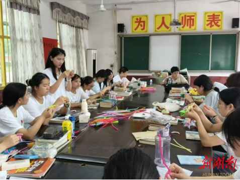 南华学子“三下乡”：美育支教点亮乡村童心
